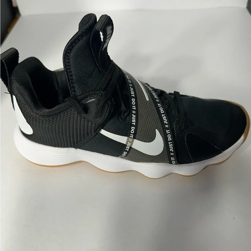 Nike Kids Black Athletic Shoes pre owned excelente conditions size 8.5